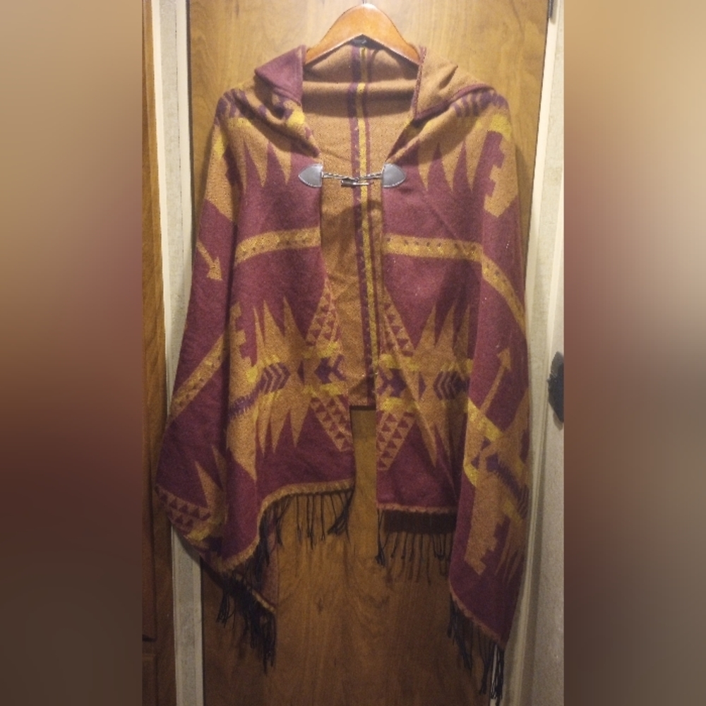 Hooded cape/poncho